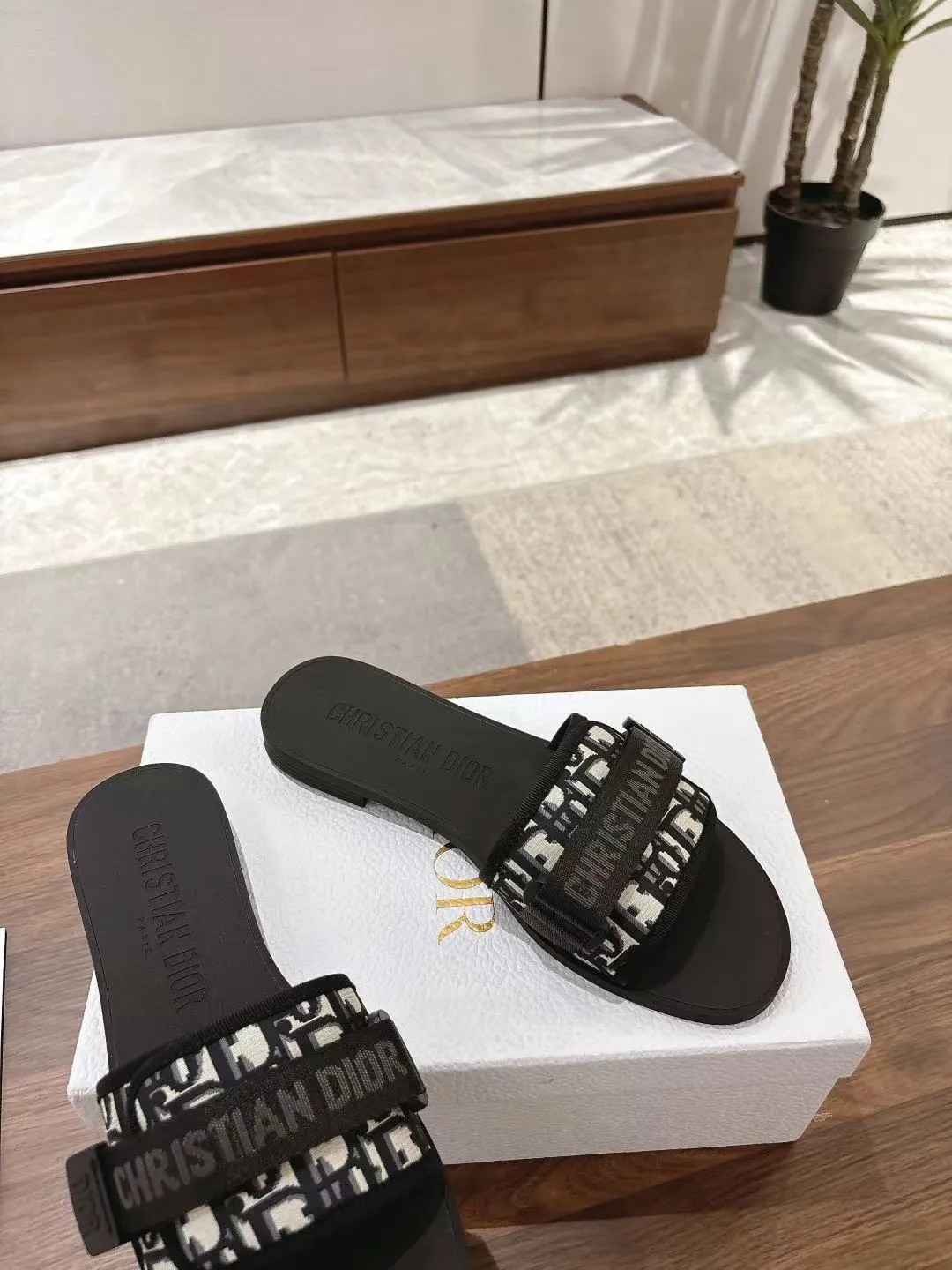 👟👟Ex-factory price 380👟👟 Dior D’s latest series of Velcro buckle sandals and slippers in new colors! Perfect reproduction of the original version, the most popular color matching fabric, super layered ▪️Original molded high-end TPU outsole (not ordinary rubber) ▪️Very comfortable and easy to walk. All upper materials are custom-made from the original ▪️3D electric embroidered three-dimensional cloth surface, very versatile, a must-have for lazy people in summer ▪️Number of yards: 35-41